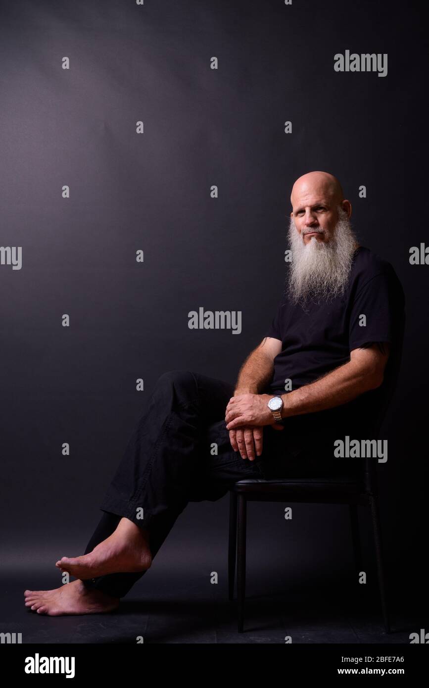 Homme barbu mûr sur fond noir Banque D'Images