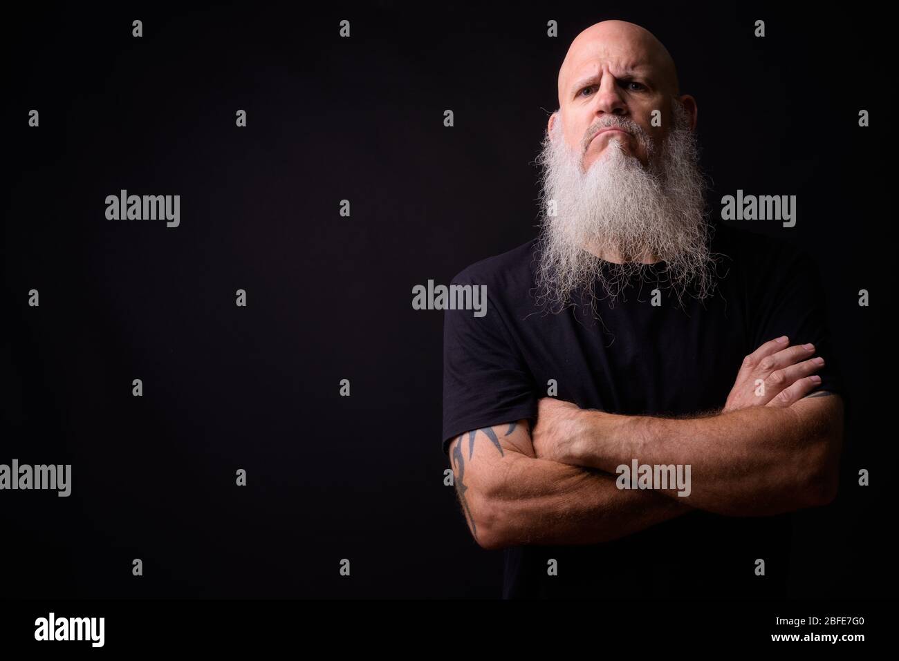 Homme barbu mûr sur fond noir Banque D'Images