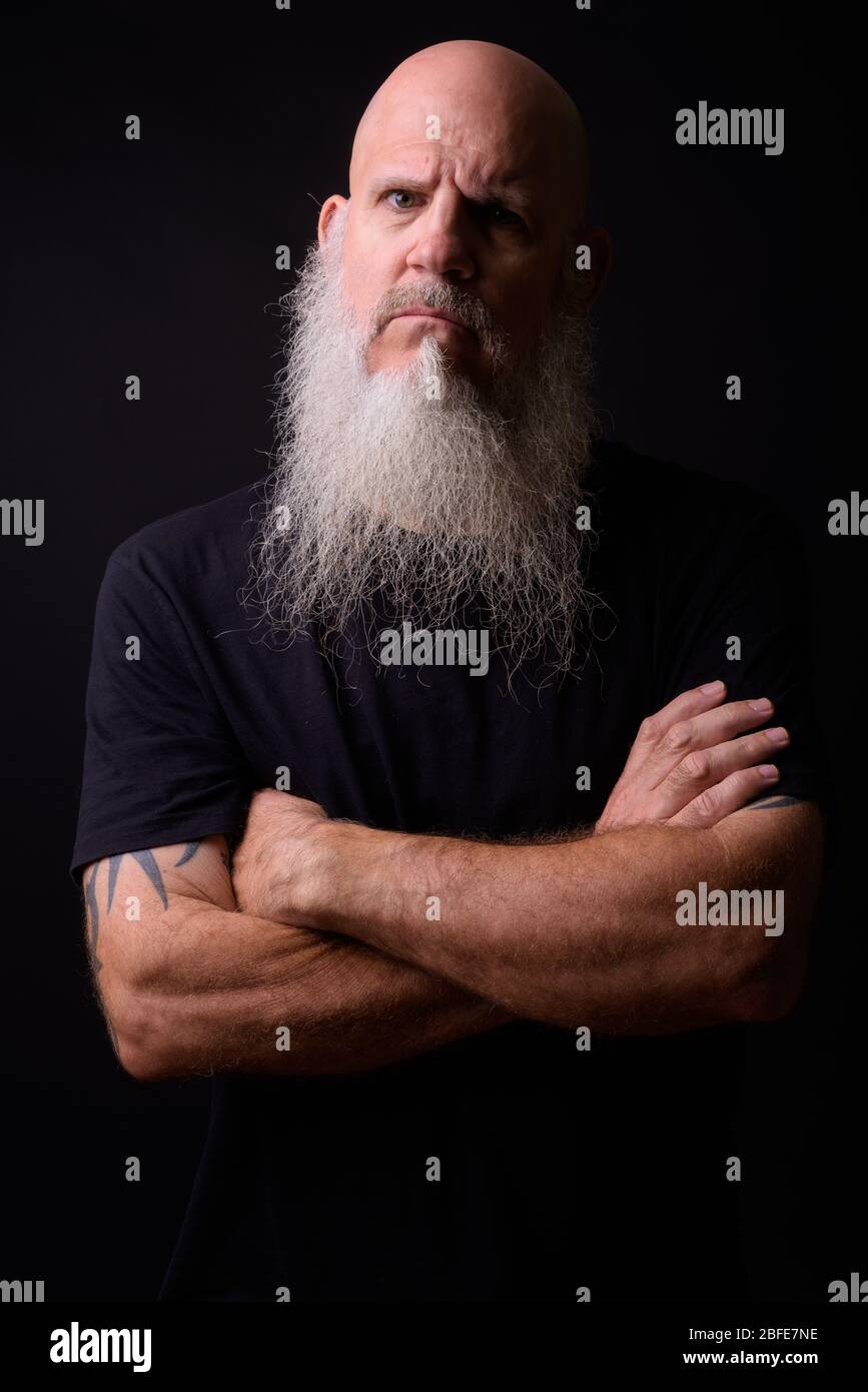 Homme barbu mûr sur fond noir Banque D'Images
