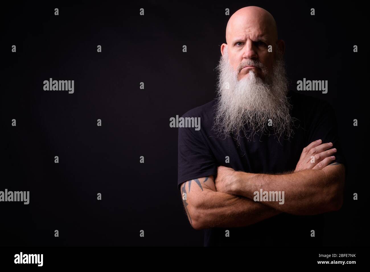 Homme barbu mûr sur fond noir Banque D'Images