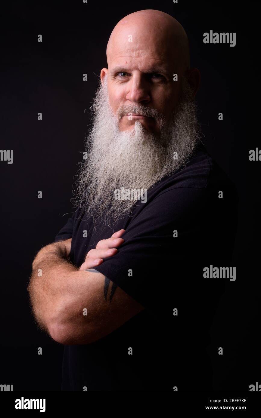 Homme barbu mûr sur fond noir Banque D'Images