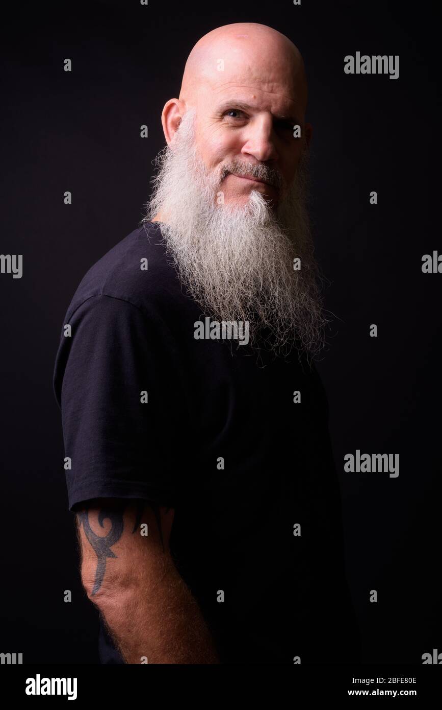 Homme barbu mûr sur fond noir Banque D'Images