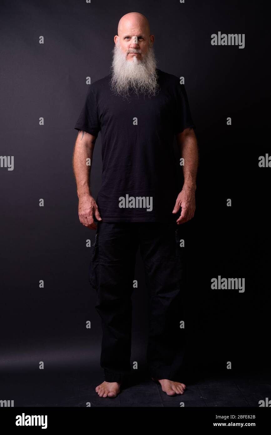Homme barbu mûr sur fond noir Banque D'Images