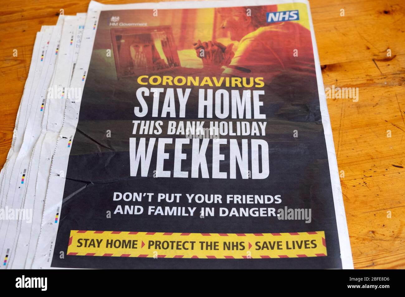 « un monde en état de verrouillage, la crise qui a tout changé », a fait le titre du journal Guardian à l'intérieur de la page Banque D'Images