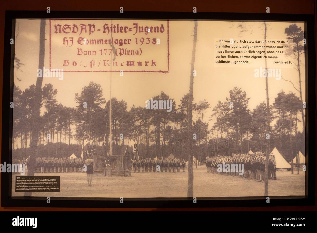 16 avril 2020, Saxe, Pirna: Une carte de la jeunesse Hitler NSDPA de 1938 sera l'objet de la prochaine exposition 75 ans après la fin de la seconde Guerre mondiale Le musée de la ville de Pirna est dédié aux rapports d'expérience des personnes qui ont vécu dans la ville quand il a été bombardé en 1945 et ont survécu à l'attaque des Alliés. Photo: Daniel Schäfer/dpa-Zentralbild/dpa Banque D'Images