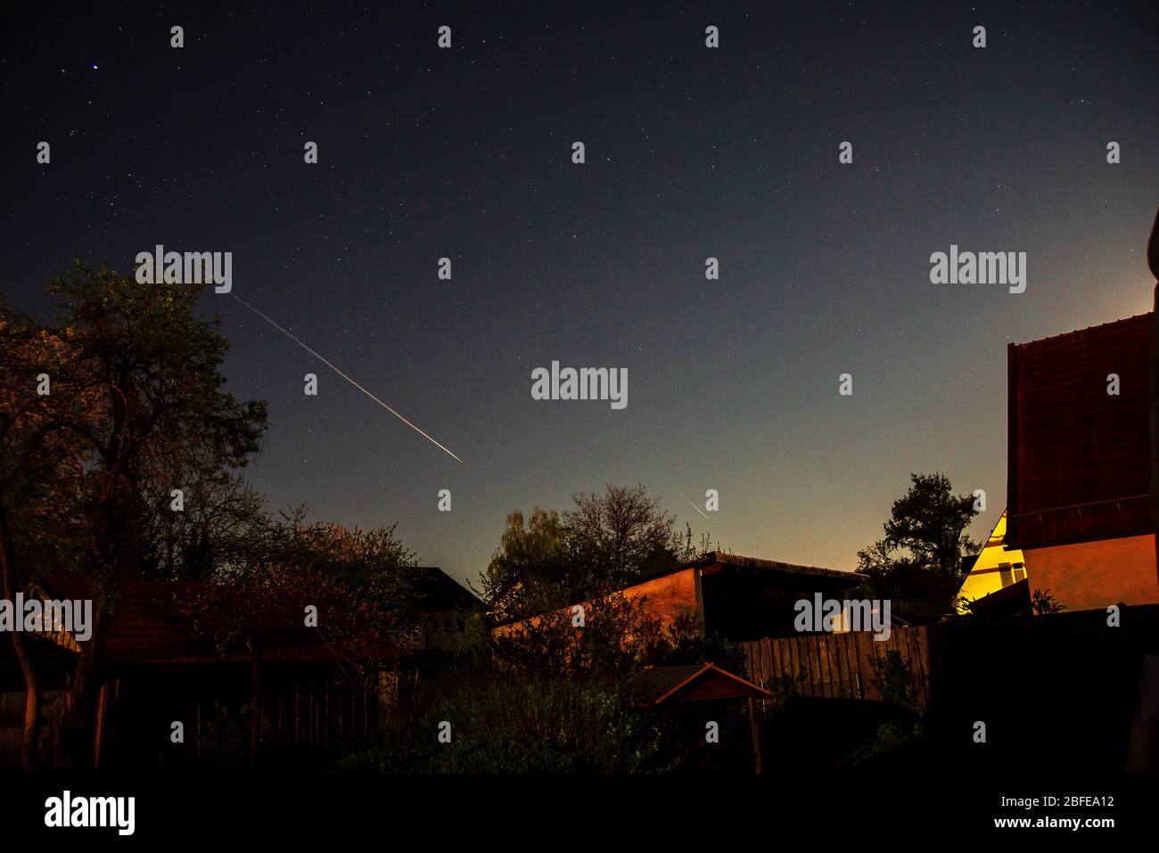 Neuoetting, Allemagne-21 avril 2019: Les météores de la douche de météores Lyrid brûlent dans l'atmosphère au-dessus de l'Allemagne du sud. Banque D'Images