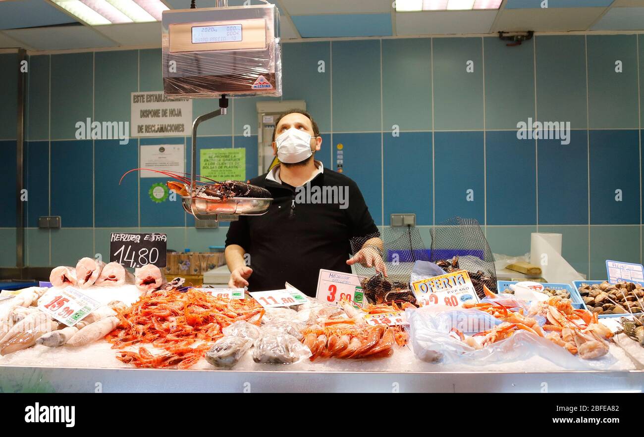 Palma, Espagne. 18 avril 2020. Un vendeur de poisson sert à ses clients dans son stand dans le marché traditionnel de Pere Garau à Palma de Majorque. Crédit: Clara Margais/dpa/Alay Live News Banque D'Images