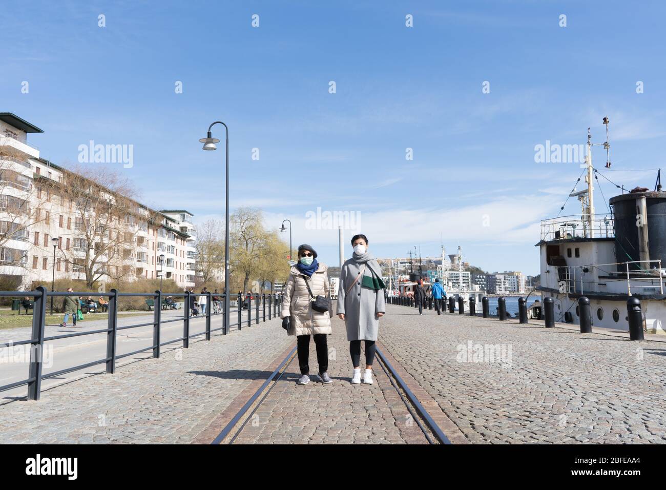 Stockholm, Suède urgence du coronavirus. La maman et la fille de famille marchent dans la rue portant un masque de protection de sécurité Banque D'Images