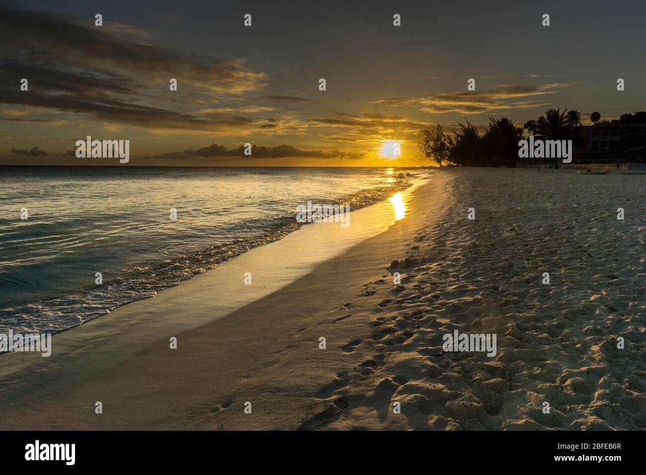 Coucher du soleil à Dover Beach, St Lawrence Gap, Côte Sud, Barbade, Caraïbes. Banque D'Images