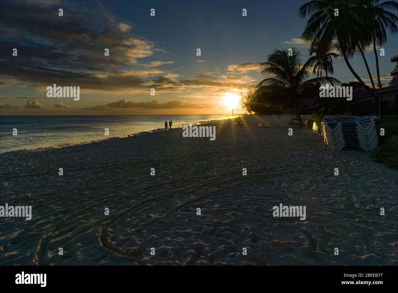 Coucher du soleil à Dover Beach, St Lawrence Gap, Côte Sud, Barbade, Caraïbes. Banque D'Images