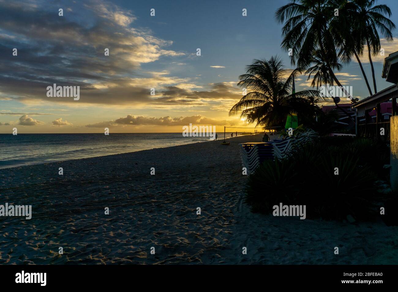 Coucher du soleil à Dover Beach, St Lawrence Gap, Côte Sud, Barbade, Caraïbes. Banque D'Images