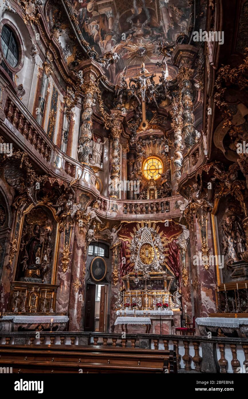 2 févr. 2020 - Munich, Allemagne: Façade de l'autel à l'intérieur de l'église de style baroque Asamkirche Banque D'Images