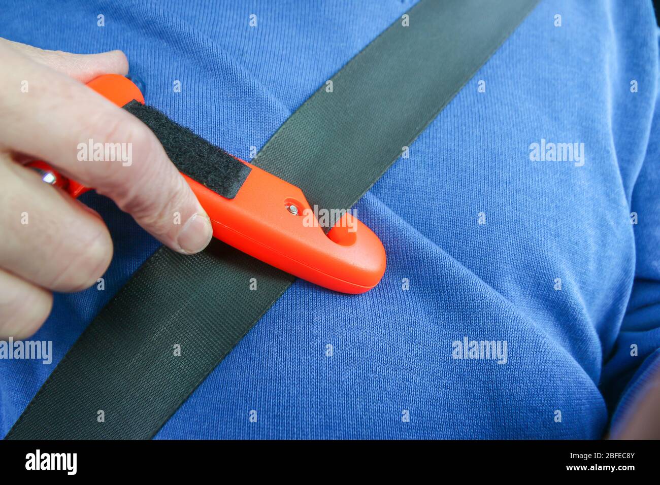 Marteau de sécurité avec coupe-ceinture de sécurité utilisé sur la ceinture de sécurité lors d'un accident de voiture d'urgence Banque D'Images