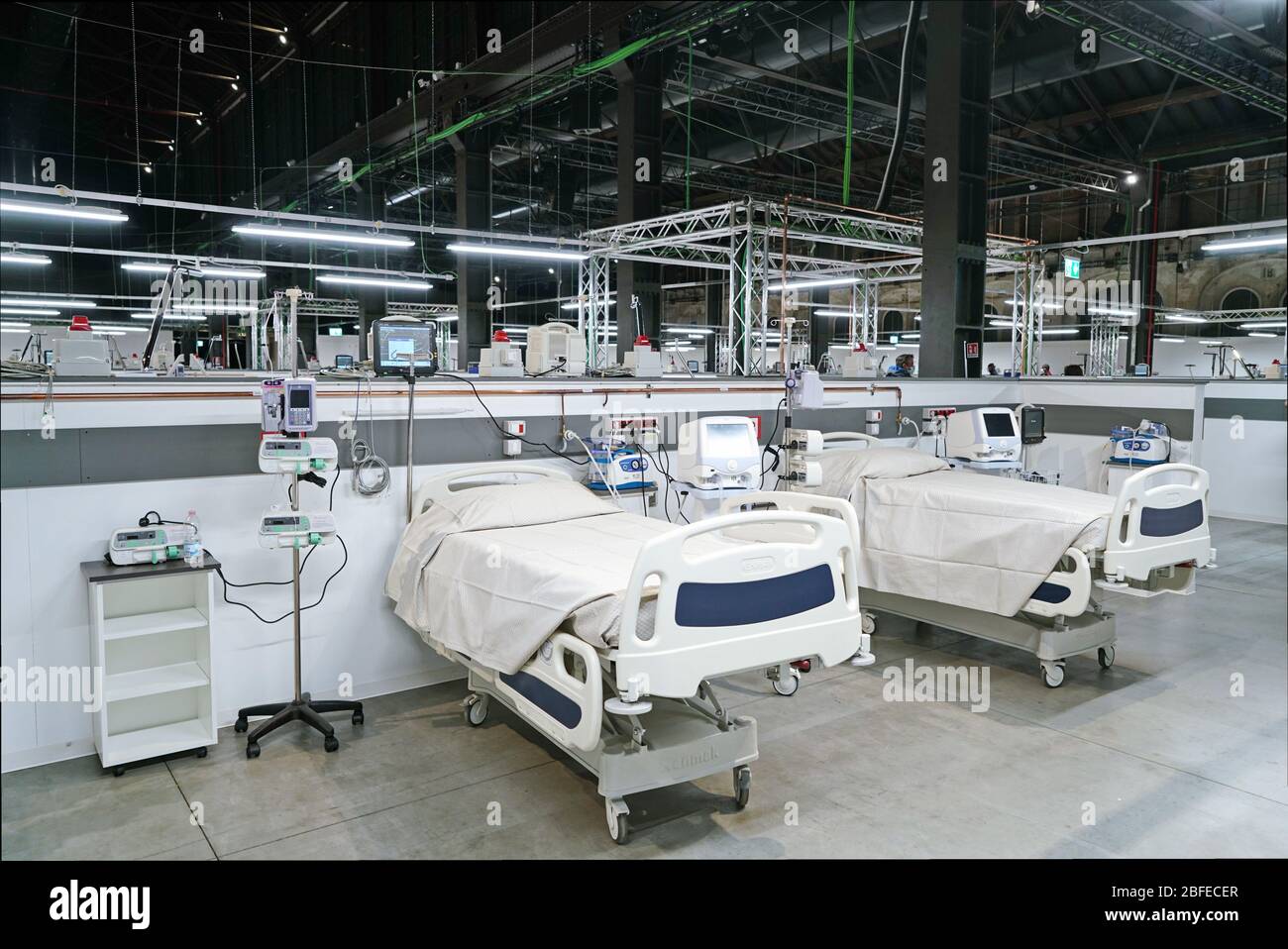 Hôpital de campagne de Covid, installé dans une ancienne usine industrielle, avec 90 lits équipés pour la thérapie intensive du coronavirus. Turin, Italie - avril 2020 Banque D'Images