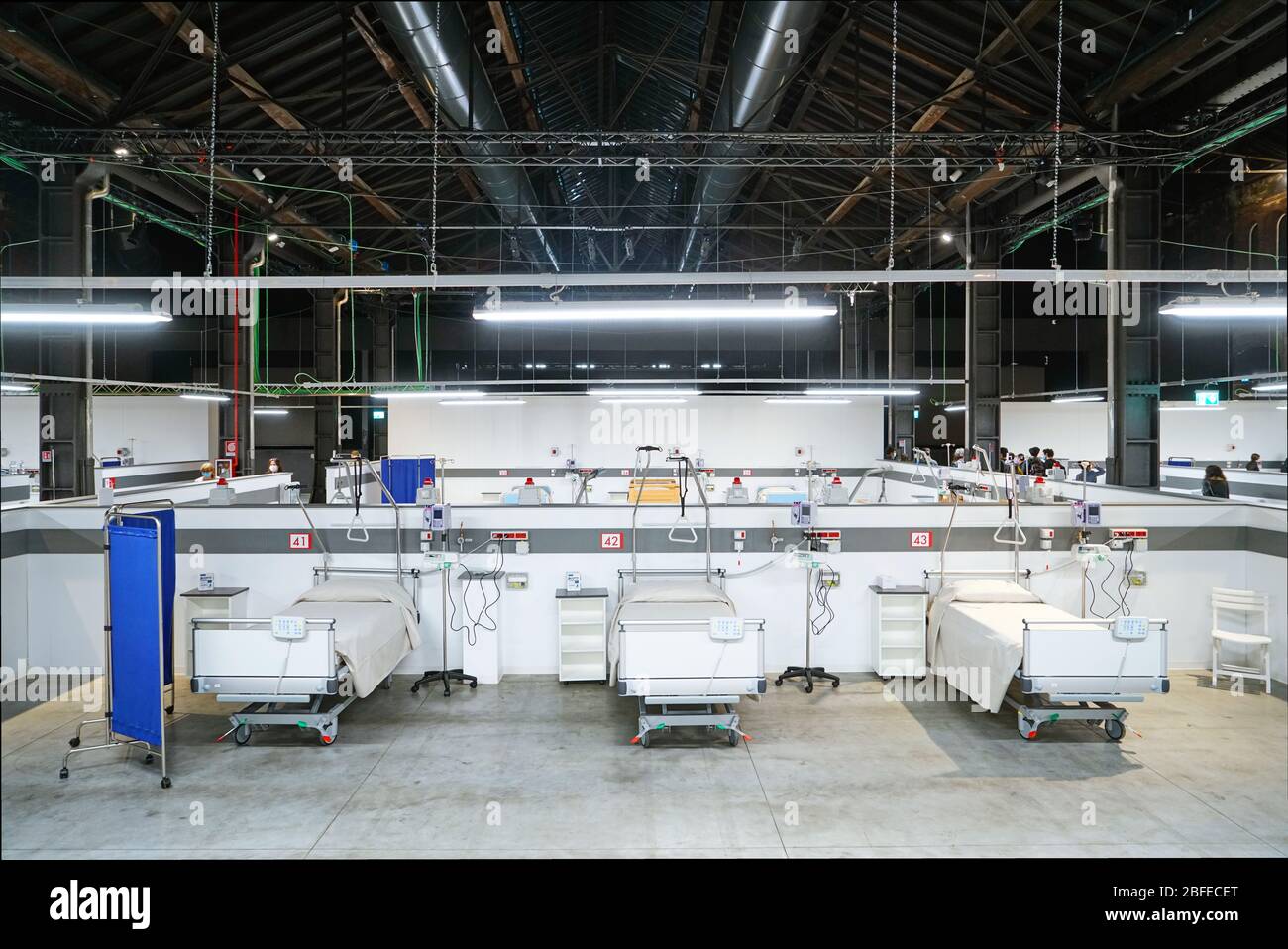 Hôpital de campagne de Covid, installé dans une ancienne usine industrielle, avec 90 lits équipés pour la thérapie intensive du coronavirus. Turin, Italie - avril 2020 Banque D'Images
