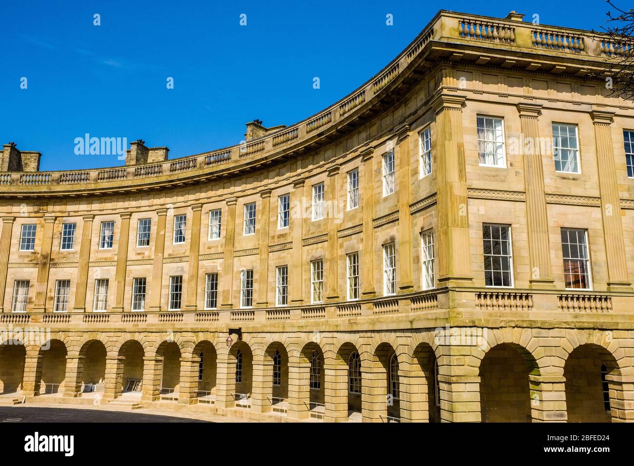Buxton, Derbyshire : le croissant géorgien nouvellement restauré dans le centre de la ville du Peak District Banque D'Images