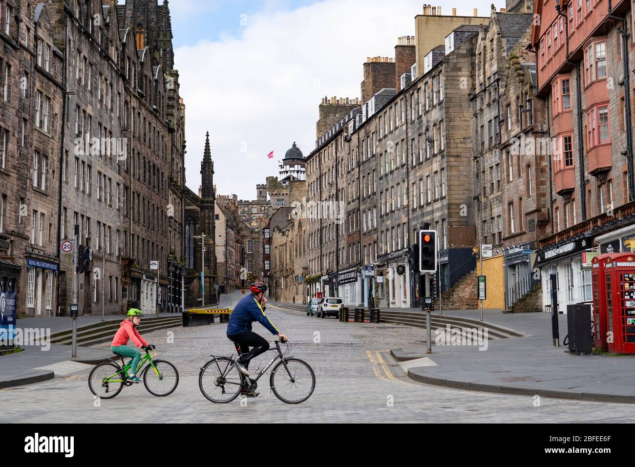 Edinburgh, Écosse, Royaume-Uni. 18 avril 2020. Vue sur les rues vides et les membres du public à l'extérieur un autre samedi pendant le verrouillage du coronavirus à Édimbourg. Vélo en famille au-delà du Royal Mile. Iain Masterton/Alay Live News Banque D'Images