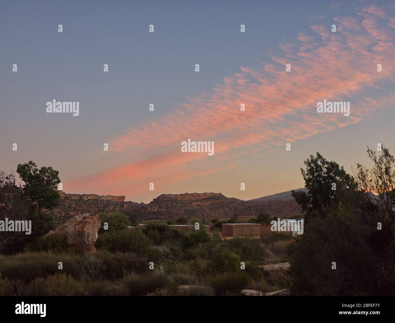 Les nuages colorés dans le ciel au coucher du soleil en Afrique du Sud offre une vue magnifique au milieu de nulle part Banque D'Images
