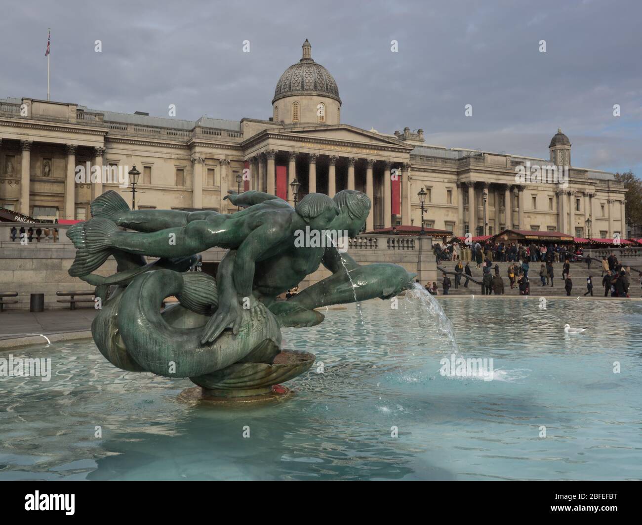 Statues de fontaine sur la place Trafalgar à Londres avec un vieux bâtiment Banque D'Images