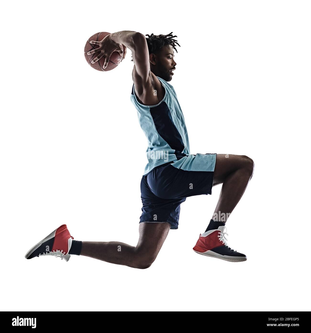 L'un afro-américain de basket-ball de l'Afrique de l'homme dans l'ombre silhouette isolé sur fond blanc Banque D'Images