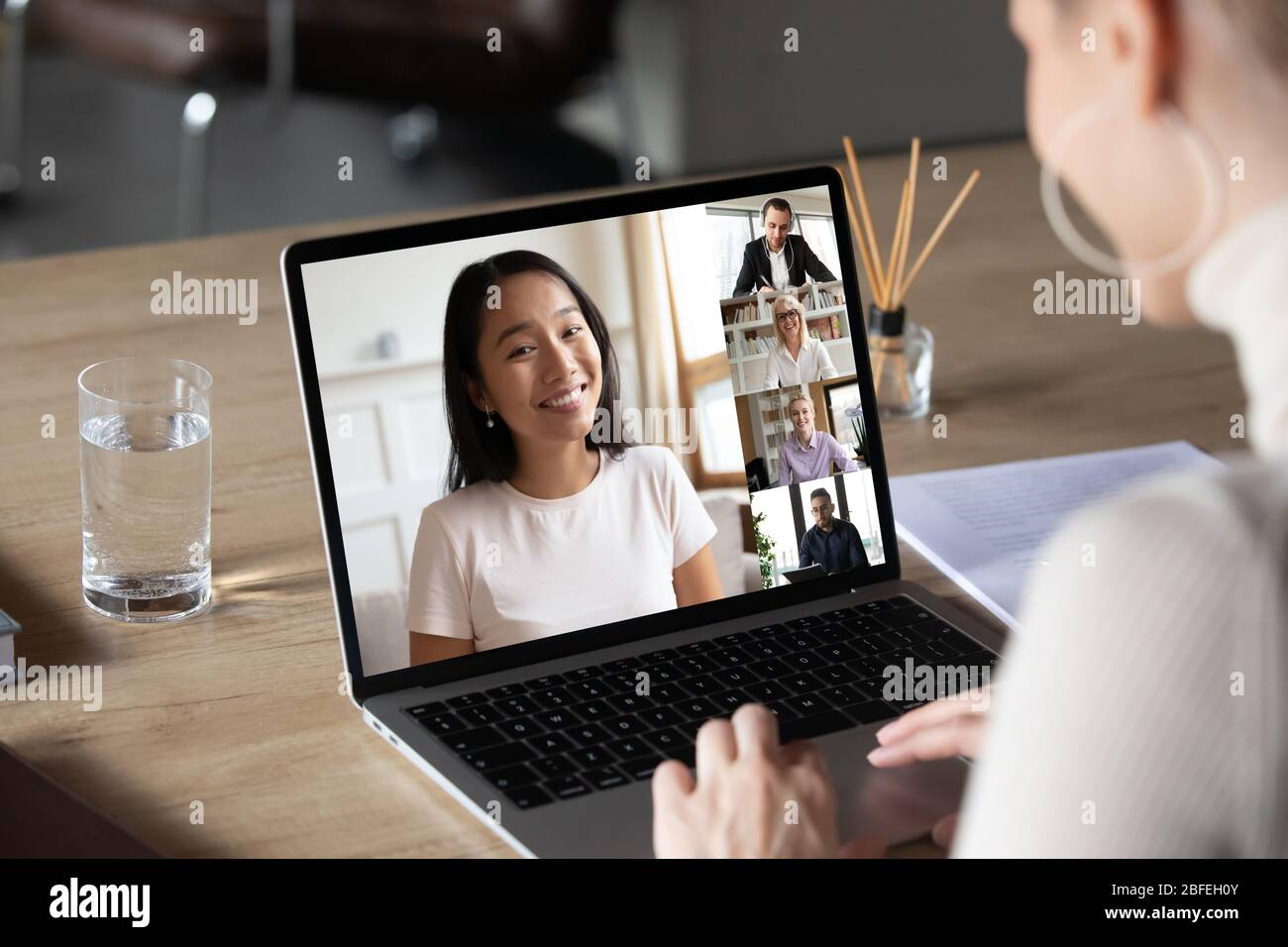 Femme asiatique et collègues divers participant à la vidéo de groupe Banque D'Images