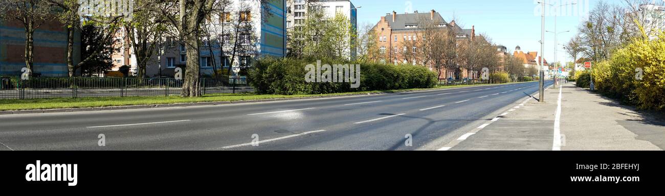 Poznan, Wielkopolska, Pologne. 18 avril 2020. Le samedi matin à Poznan. En Pologne, il y a des limites dans le fonctionnement quotidien en raison de la pandémie de coronavirus et bien que le temps soit assez bon et le printemps est tentant, les gens sont raisonnables et restent à la maison. Le 20 avril prochain, le premier assouplissement des restrictions liées à l'épidémie en Pologne - la « nouvelle normalité » est le nom de nouvelles mesures prises par le gouvernement polonais. Sur la photo: Solna Street. Crédit: Dawid Tatarkiewicz/ZUMA Wire/Alay Live News Banque D'Images