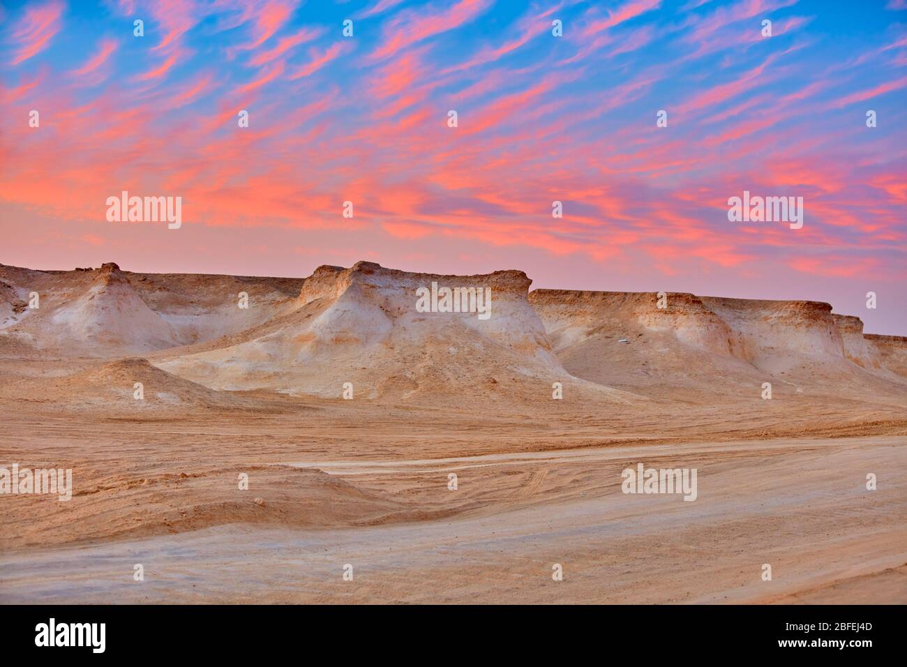 Paysage désertique au coucher du soleil de Ras Brouq resreve près de Zekreet Qatar Banque D'Images