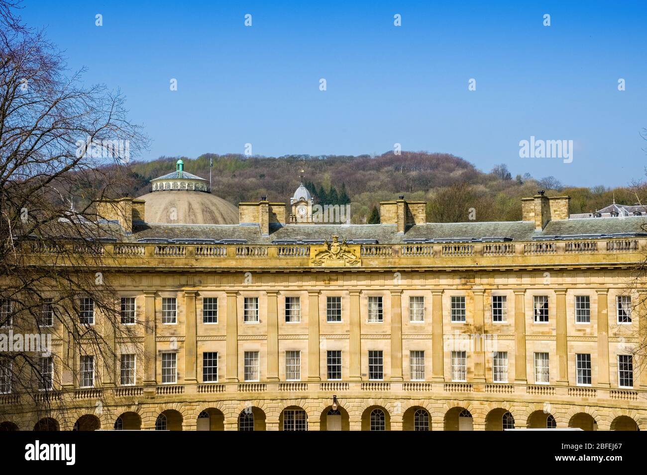 Buxton, Derbyshire : le croissant géorgien nouvellement restauré dans le centre de la ville du Peak District Banque D'Images