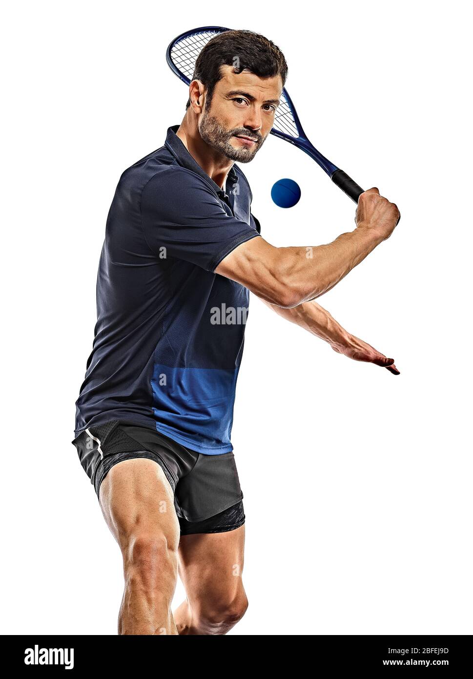 un homme d'âge mûr caucasien pratiquant le squash en studio isolé sur fond blanc Banque D'Images