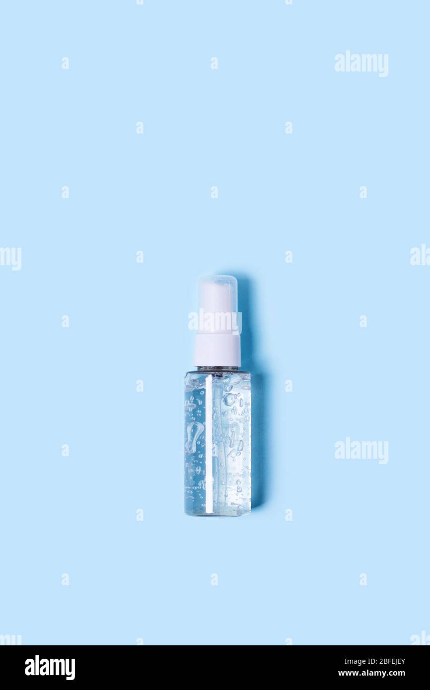 Picture with a bouteille de désinfectant pour les mains avec gel antimicrobien transparent avec bulles pour les mains de désinfection. Banque D'Images
