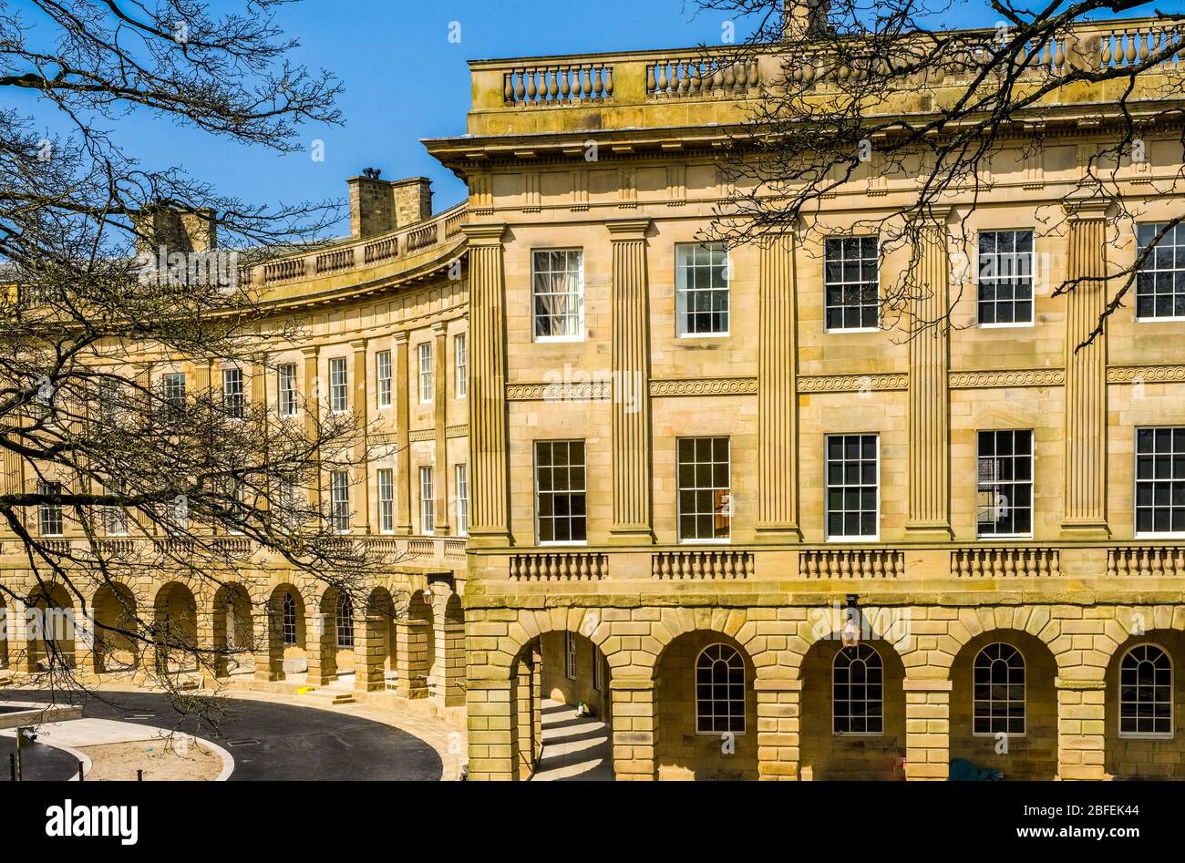 Buxton, Derbyshire : le croissant géorgien nouvellement restauré dans le centre de la ville du Peak District Banque D'Images