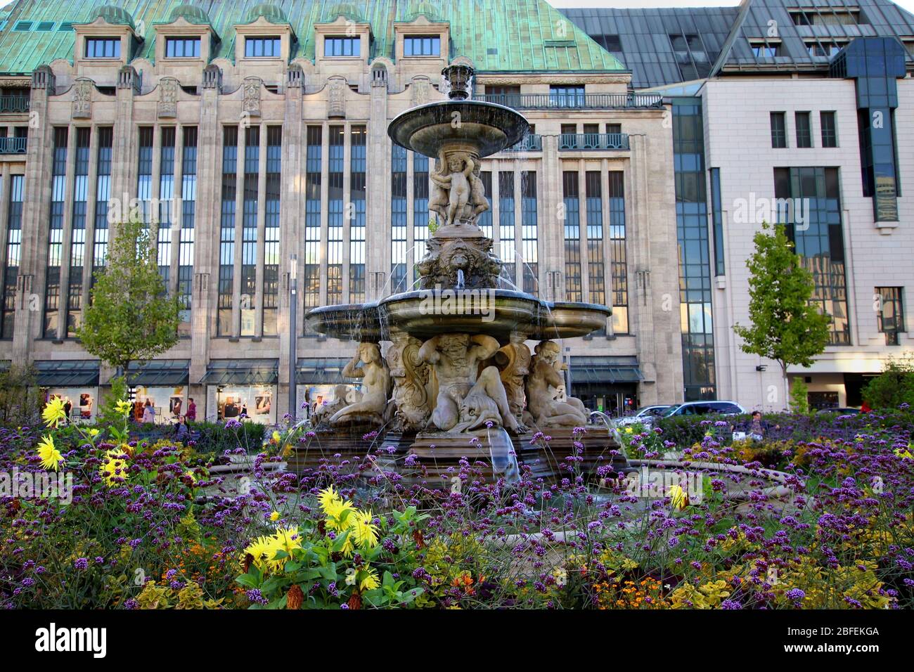 Le néo-baroque 'chalenbrunnen' (fontaine de bol) à Corneliusplatz, érigé en 1882. Le grand magasin traditionnel 'Kaufhof' est visible en arrière-plan. Banque D'Images