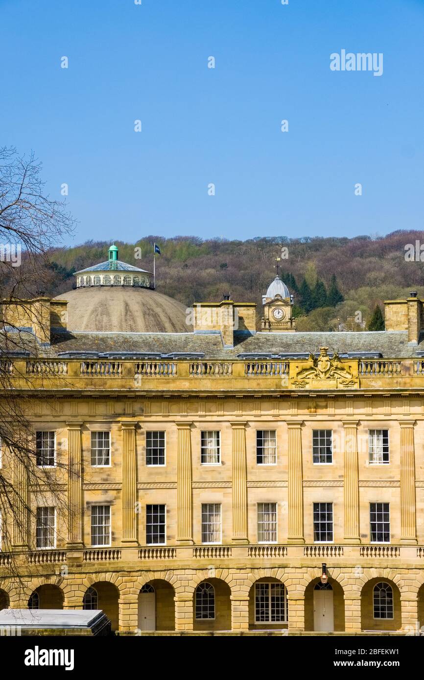 Buxton, Derbyshire : le croissant géorgien nouvellement restauré dans le centre de la ville du Peak District Banque D'Images