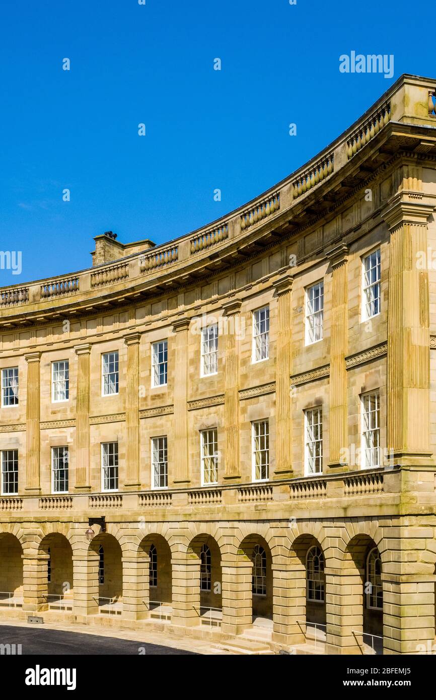 Buxton, Derbyshire : le croissant géorgien nouvellement restauré dans le centre de la ville du Peak District Banque D'Images
