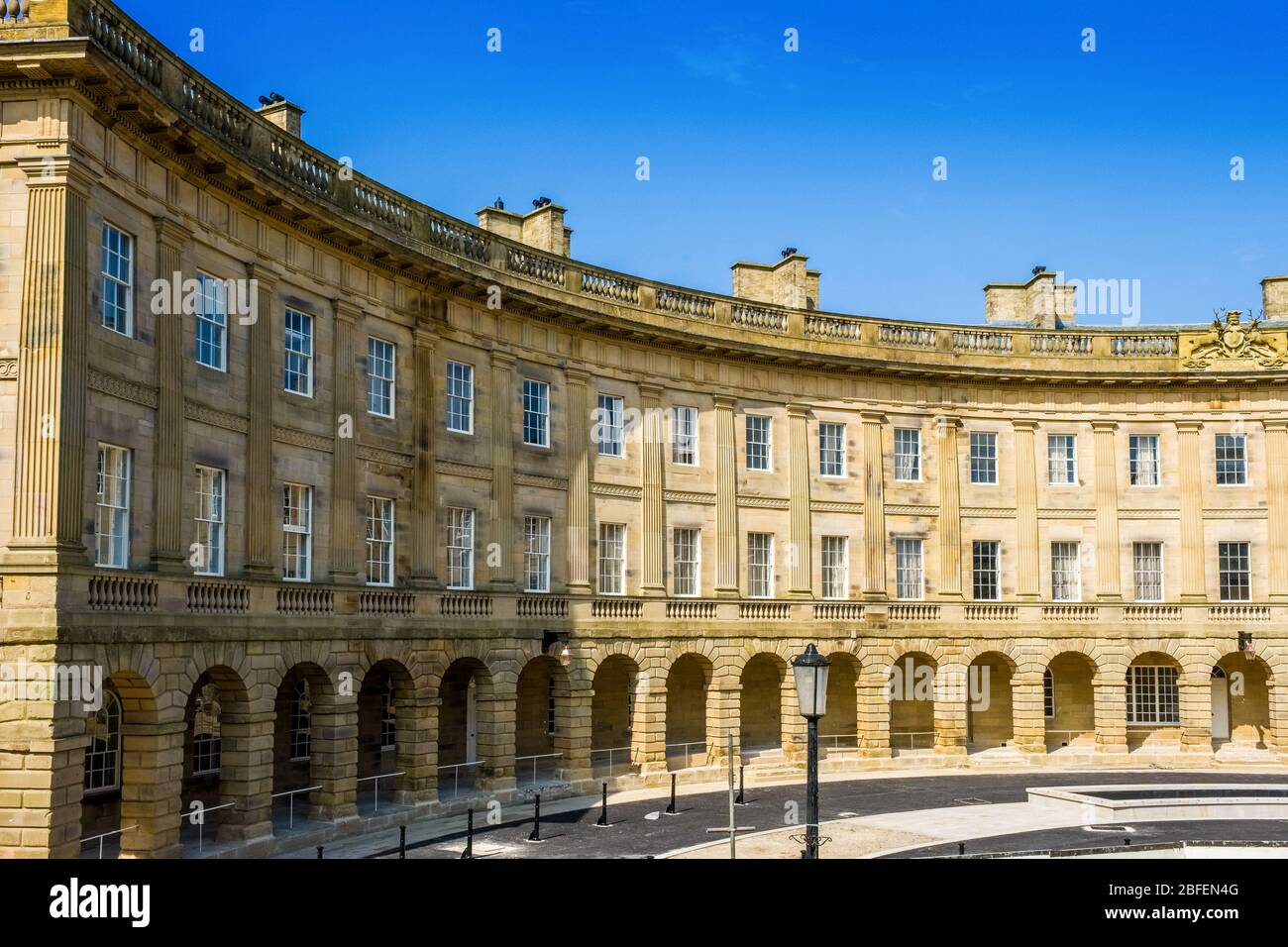 Buxton, Derbyshire : le croissant géorgien nouvellement restauré dans le centre de la ville du Peak District Banque D'Images