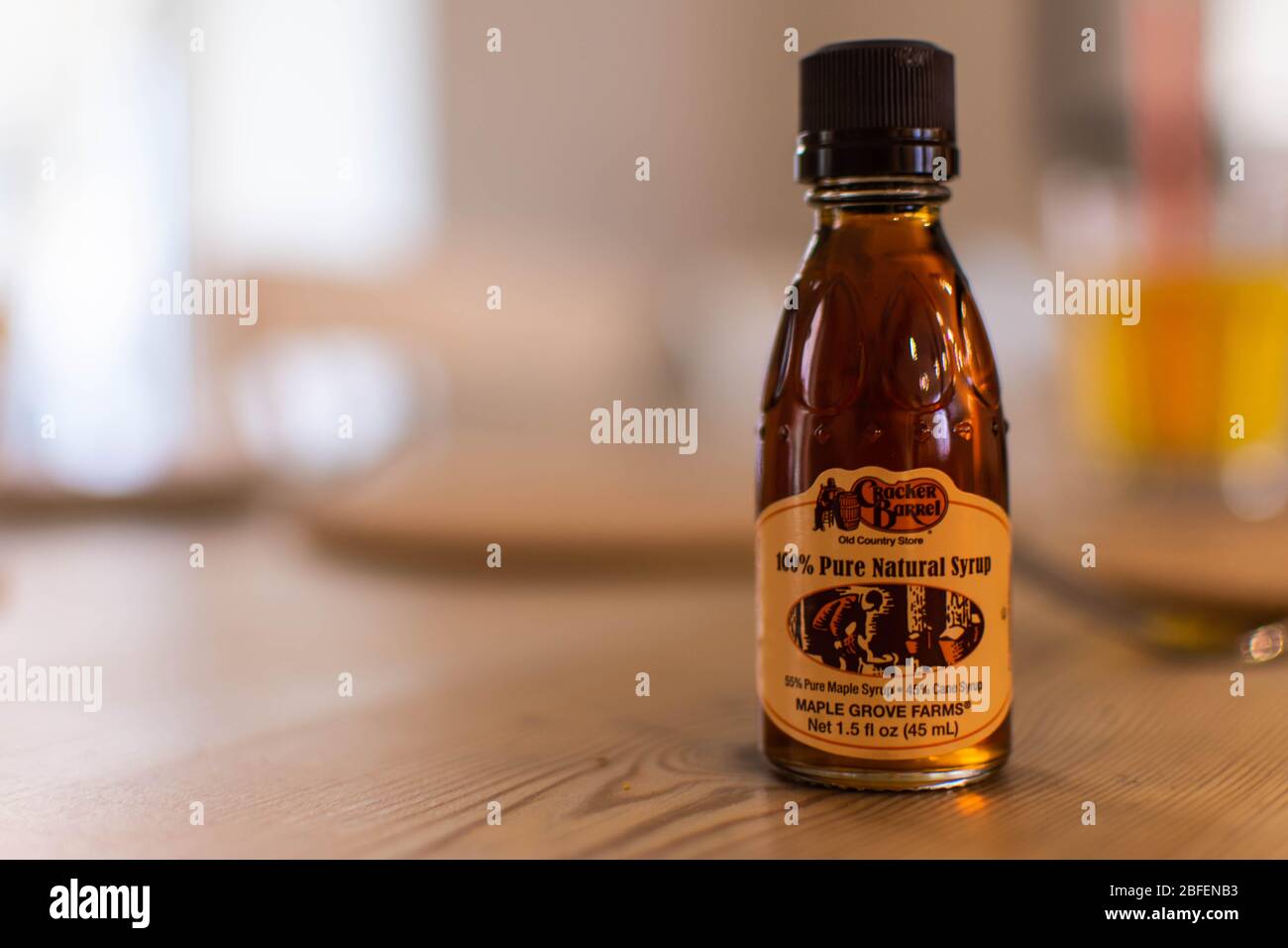 Bouteille De Sirop En Verre Ambré Avec Modèles De Maquette De Boîte