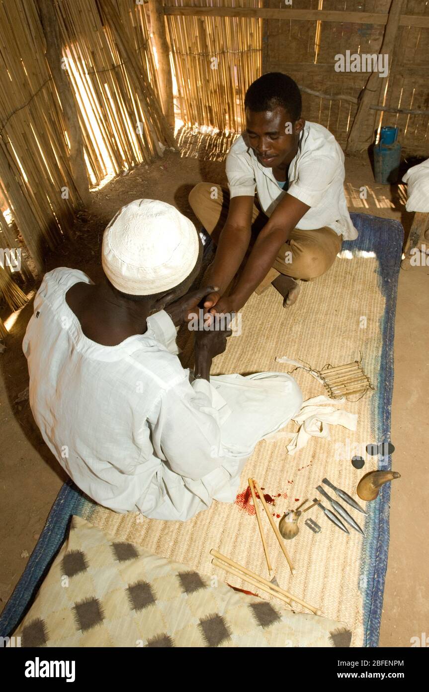 Bien que la médecine traditionnelle ait encore du influence au Soudan, une partie familière de la culture est des « guérisseurs pirates » autrefois appelés « médecins sorcières ». Banque D'Images