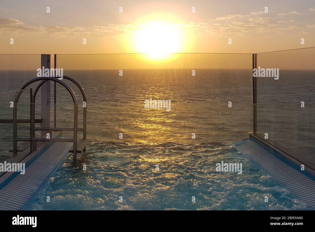 Piscine à débordement sur un bateau de croisière au coucher du soleil Banque D'Images