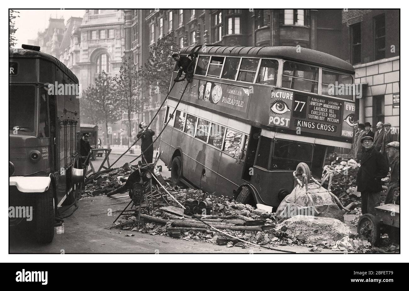 Londres Blitz 1940 Guerre 2 Archive image de Londres bus en route vers Kings Cross dans un cratère à bombe causé par un attentat terroriste par la force aérienne de Luftwaffe en Allemagne nazie Banque D'Images