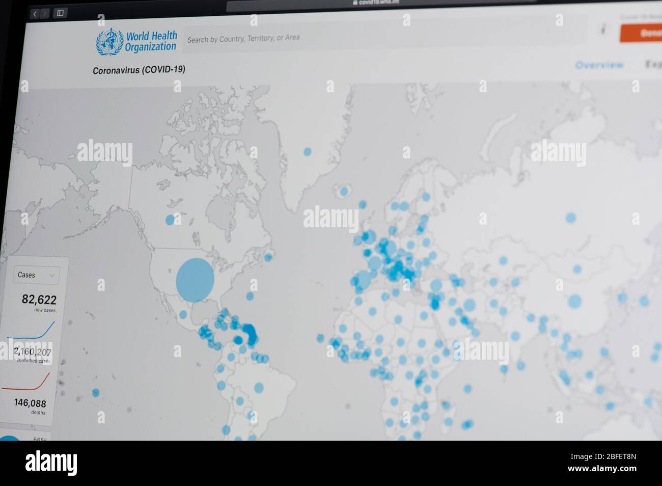 New-York , États-Unis - 18 avril 2020: Vérification de la carte de la propagation du coronovirus dans le site DE L'OMS vue rapprochée sur l'écran d'ordinateur portable Banque D'Images