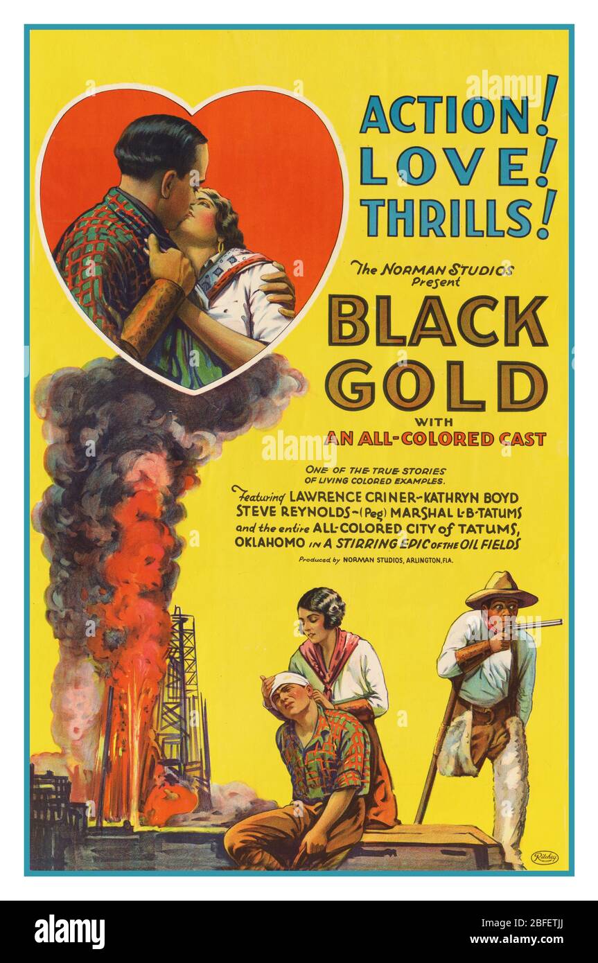 Affiche de film "All colored Cast" 1920 des Etats-Unis, raciste et non politiquement correcte . Avec une vignette en forme de coeur d'un homme embrassant une femme. À côté de ce texte est le texte qui lit action! / Amour! / sensations fortes! Texte lisant les studios Norman présentent DE L'OR NOIR avec une coute de toutes les couleurs» «l'une des vraies histoires d'exemples vivants colorés» avec LAWRENCE CRINER - KATHRYN BOYD / STEVEL REYNOLDS - (Peg) MARSHALL - B - TATUMS / et toute la VILLE DE TATUMS, OKLAHOMO DANS UN EPIC D'AGITATION DES CHAMPS PÉTROLIFÈRES / PRODUIT PAR NORMAN STUDIOS, ARLINGTON, FLA.]. Illustration d'une plate-forme à huile brûlante. Banque D'Images