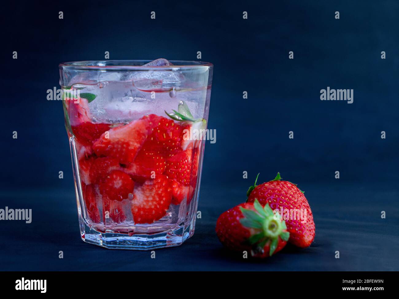 cocktail de fraises avec fraise sur fond noir Banque D'Images