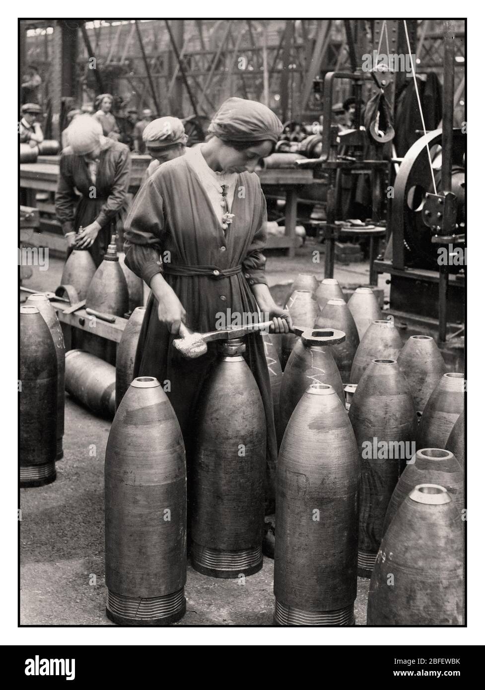 OBUS USINE DE MUNITIONS BRITISH FACTORY WW1 c1916 ouvrières de munitions préparant et posant des obus dans une usine d'armement de munitions, 1916 première Guerre mondiale, des femmes femmes se sont portées volontaires pour des travaux essentiels afin de libérer des hommes pour le service dans les forces armées. Entre 1914 et 1918, environ deux millions de femmes bénévoles ont remplacé les hommes dans l'emploi. 1916-1917. Première Guerre mondiale première Guerre mondiale, 1916 Banque D'Images