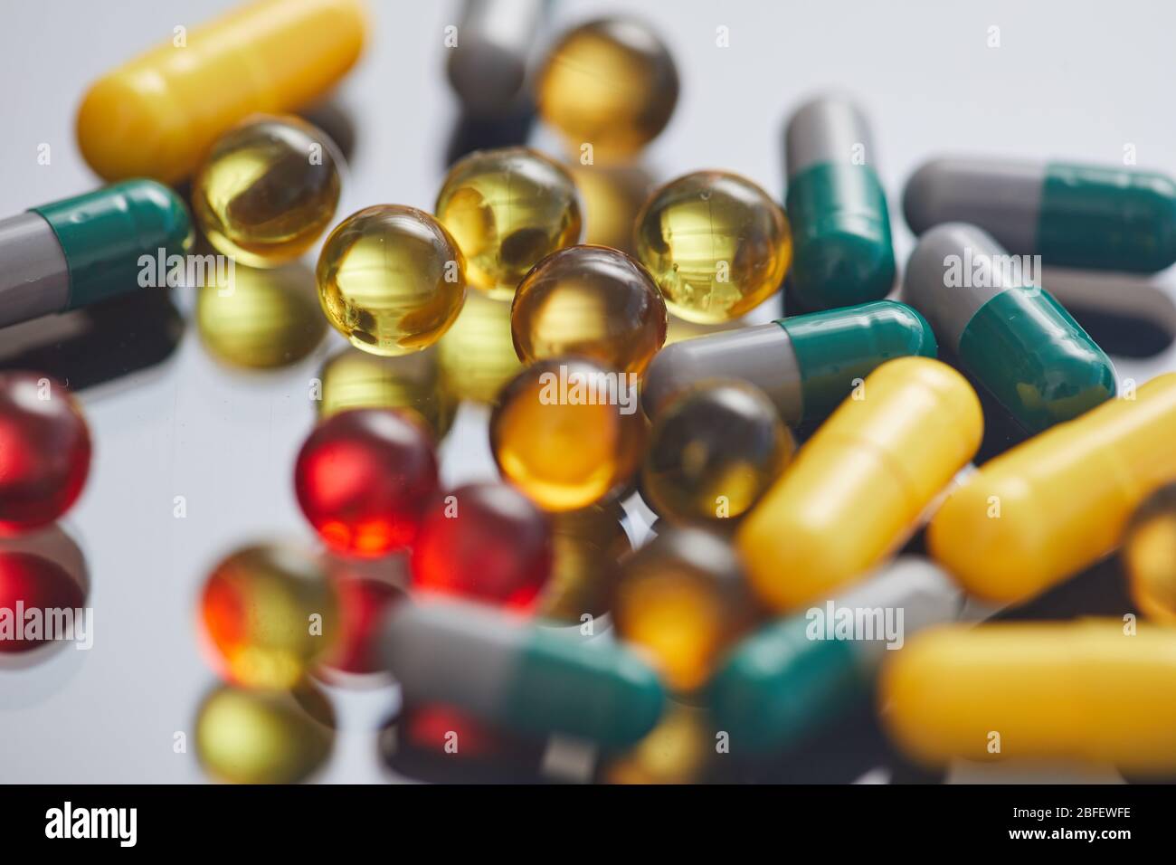 Gros plan de pilules d'abondance sur la table se préparant à traiter la maladie Banque D'Images