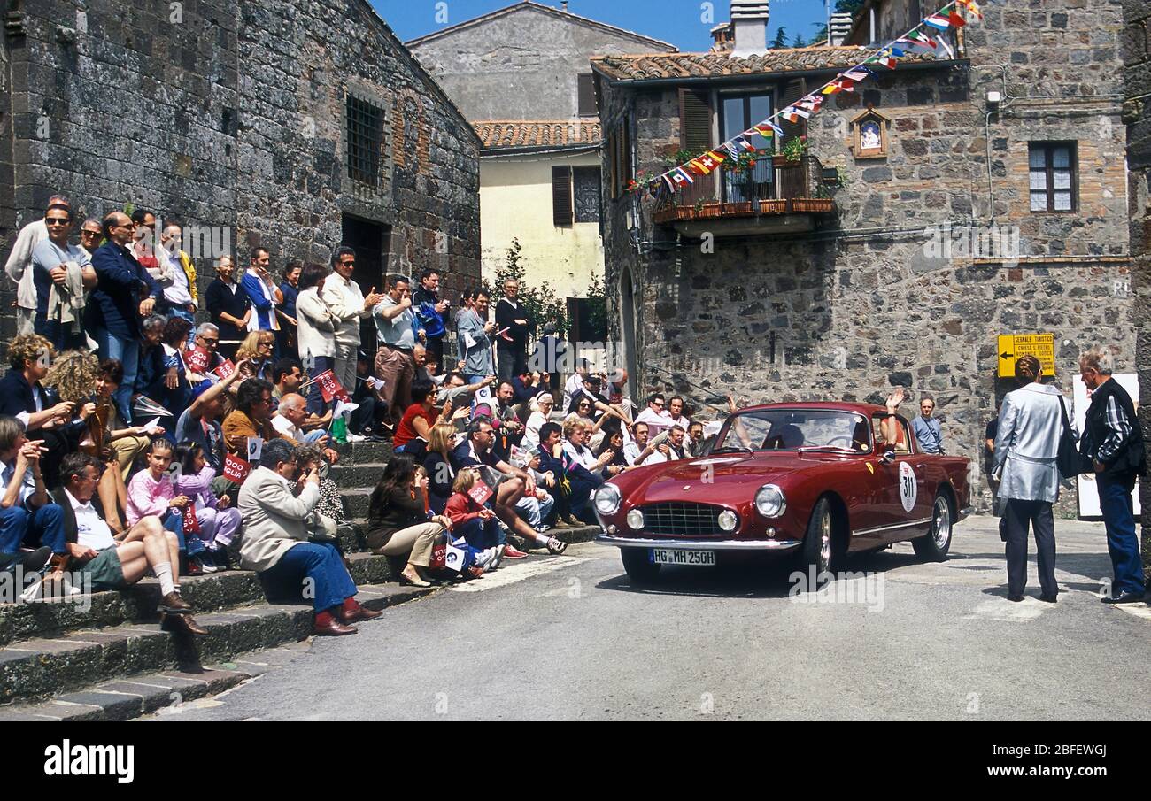1957 Ferrari 250 GT à travers Radicofani sur le Mille Miglia 2001 . Banque D'Images