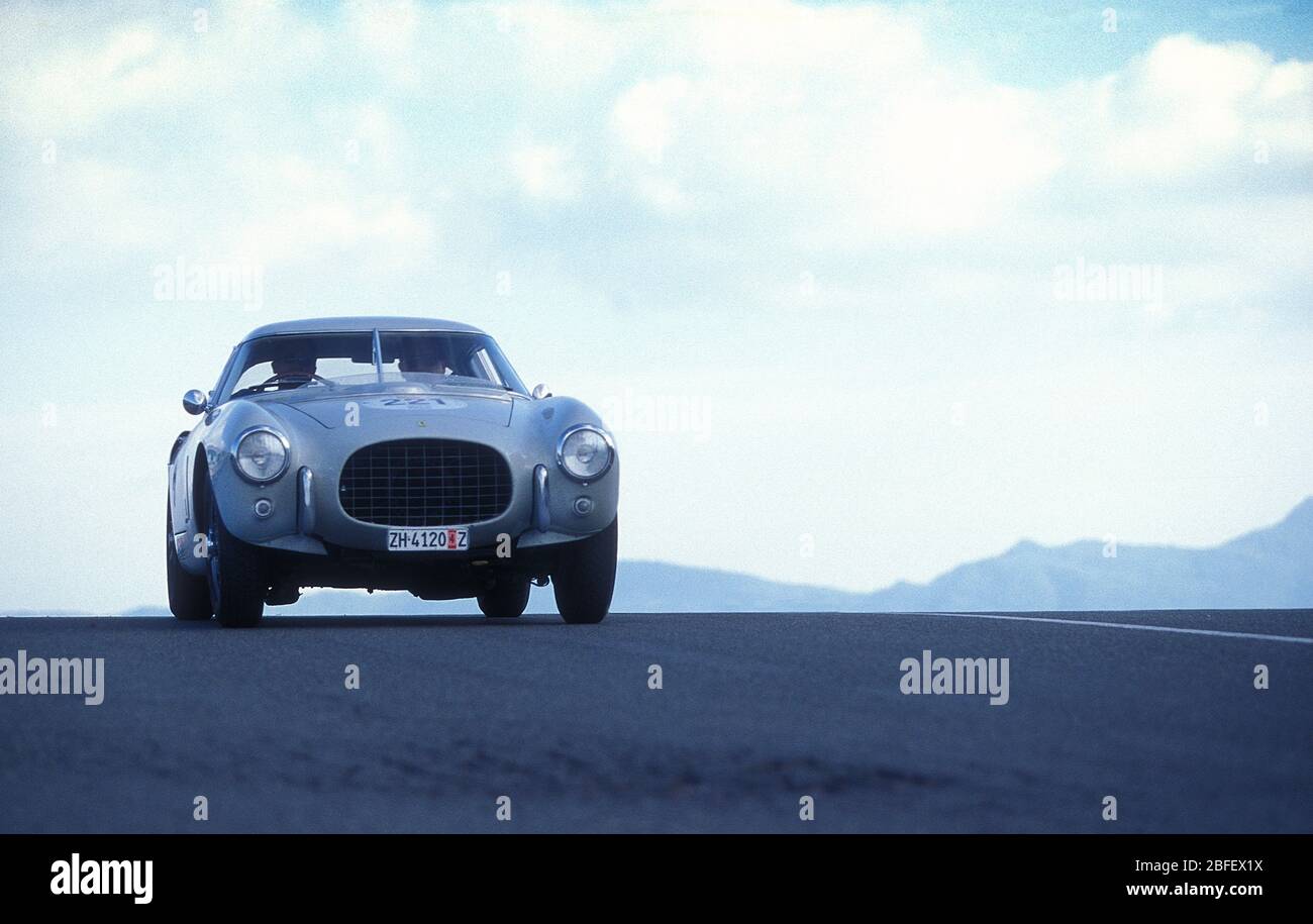 1953 Ferrari 250 MM traversant le Futa Pass sur le Mille Miglia 2001 . Banque D'Images