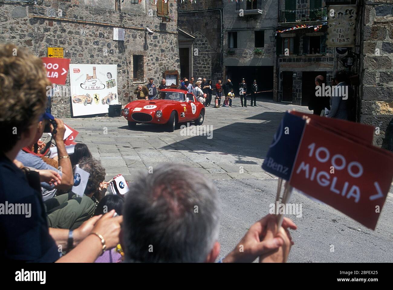 1956 Ferrari 250 Compertizioni à travers Radicofani sur le Mille Miglia 2001 . Banque D'Images