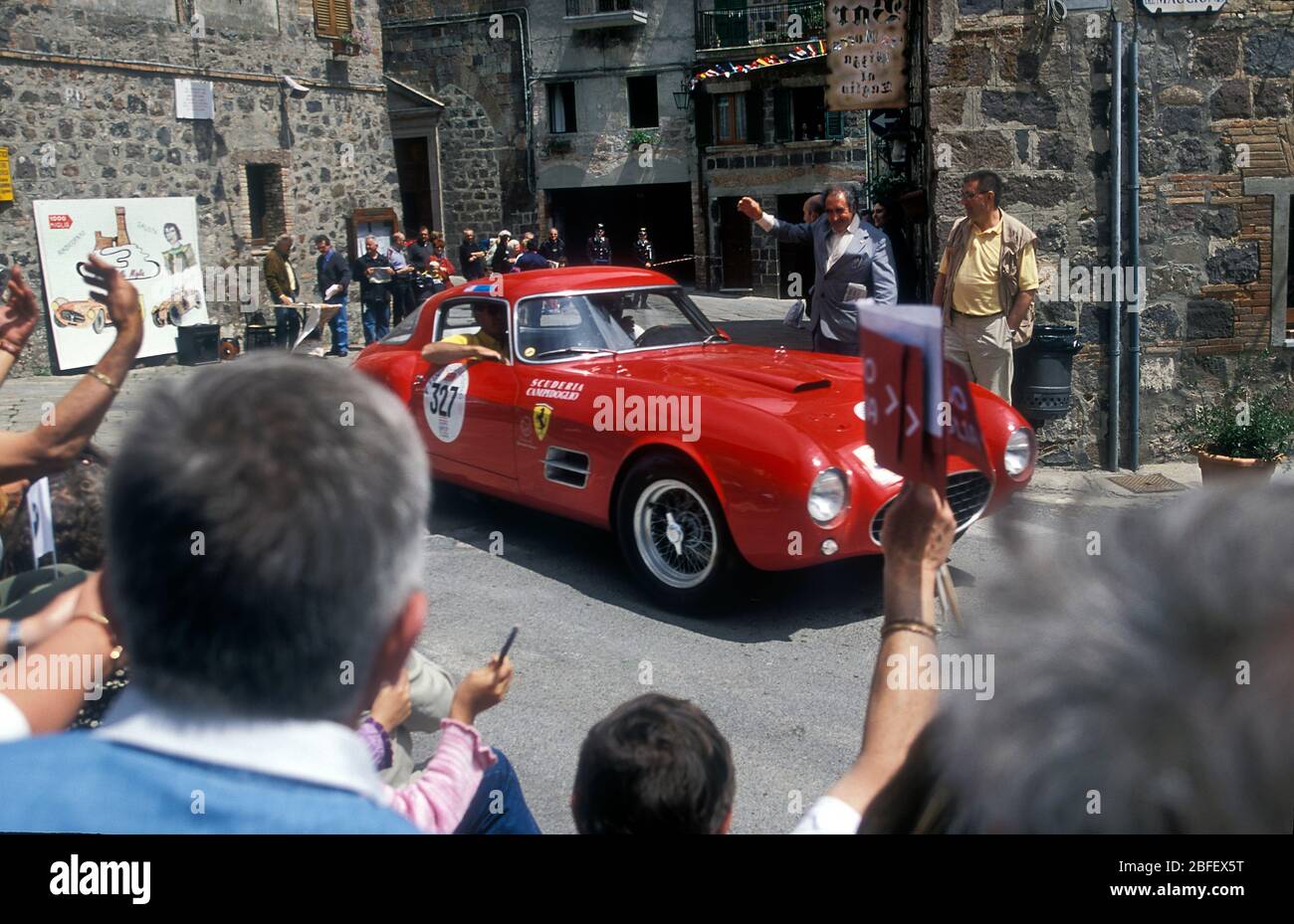 1956 Ferrari 250 Competizione conduite par Radicofani dans le Mille Miglia 2001 . Banque D'Images