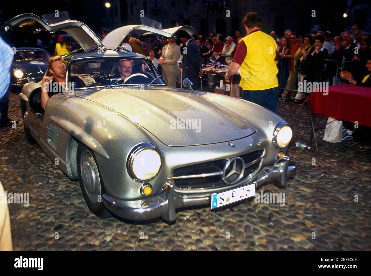Boris Becker dans une Mercedes-Benz 300 SL Gullwing sur le Mille Miglia 2001 . Banque D'Images