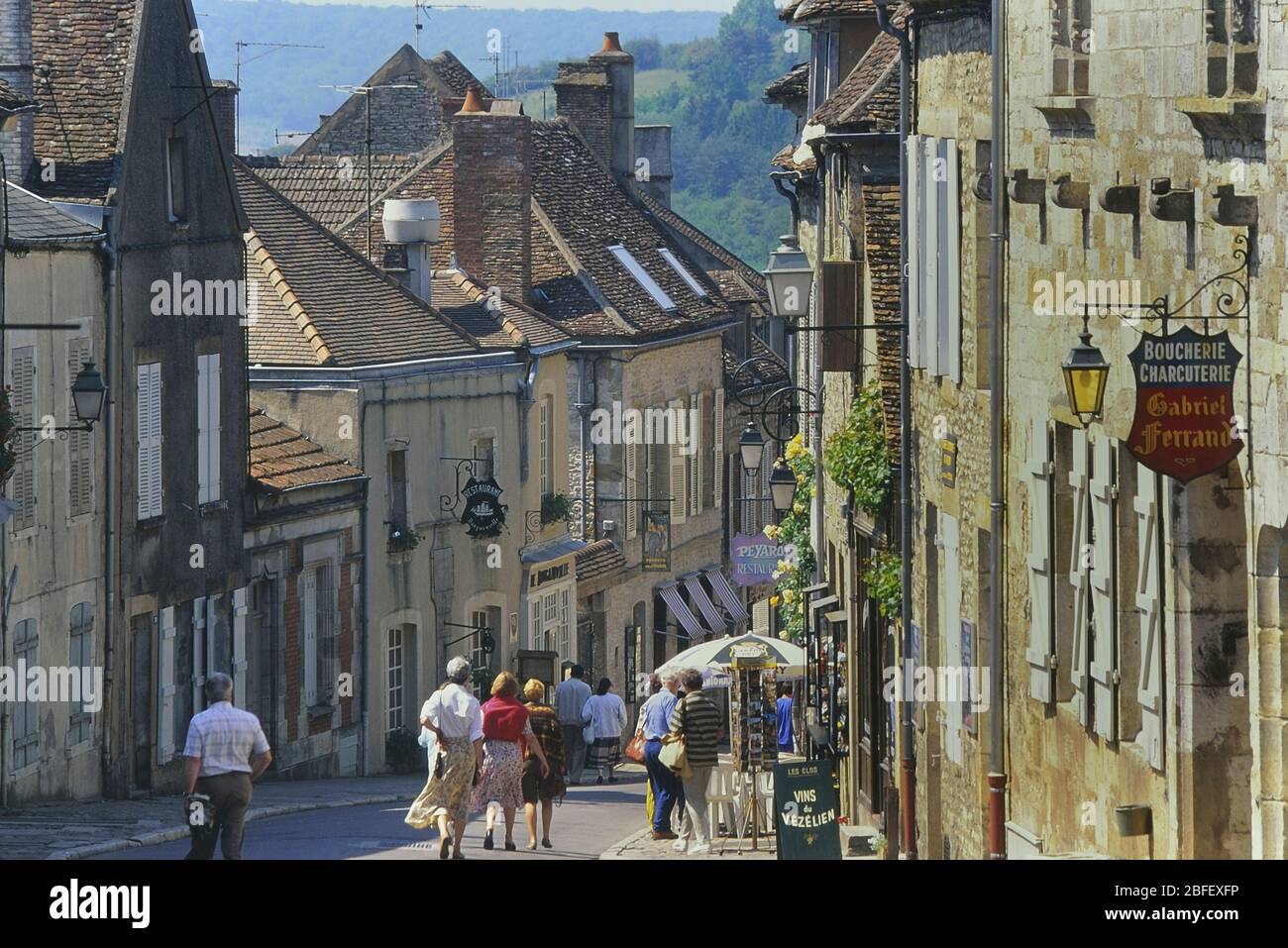Rue principale bordée de restaurants et de boutiques, Vezelay, département de l'Yonne, Bourgogne-Franche-Comté, Bourgogne. France Banque D'Images